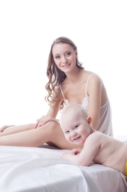 mutlu genç anne oğluyla stüdyoda poz