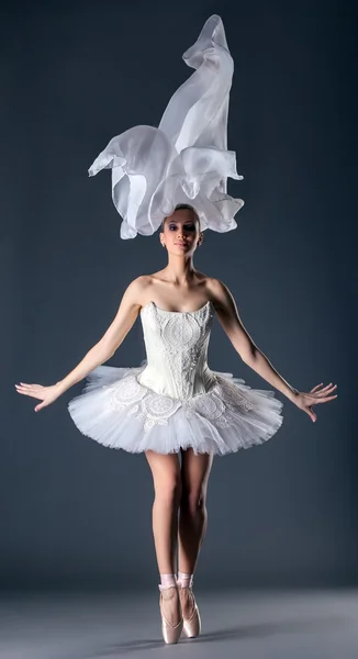 Прекрасный молодой балетный танцор позирует в студии — стоковое фото