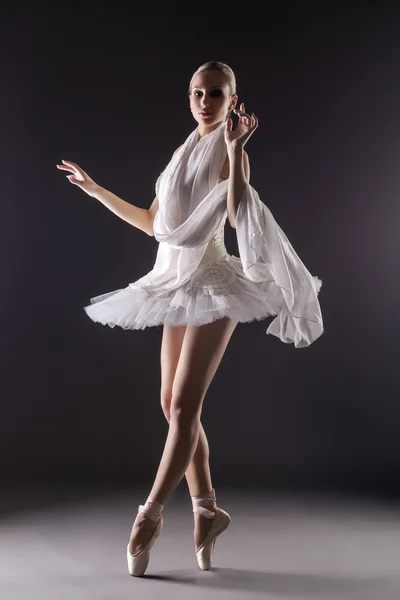Bedårande samtida ballerina dans i studion — Stockfoto