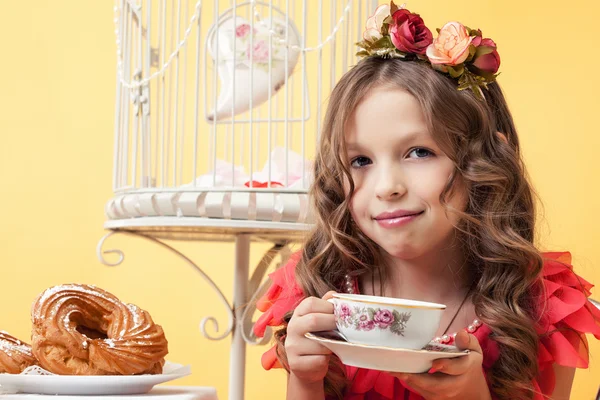 Schattige lachende meisje poseren met kopje thee — Stockfoto