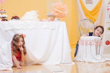 güzel kız kardeşi tablosundan altında gizleme