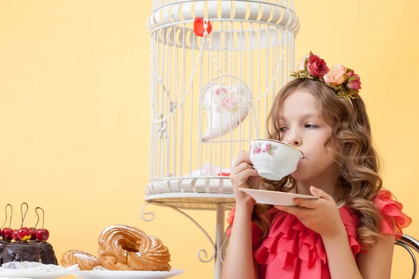 Porträt einer eleganten kleinen Dame, die Tee trinkt — Stockfoto