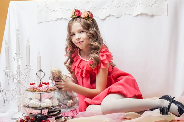 Bild des schönen kleinen Mädchens posiert mit Puppe — Stockfoto