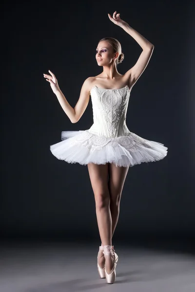 Dançarina de balé feminina atraente posando em estúdio — Fotografia de Stock
