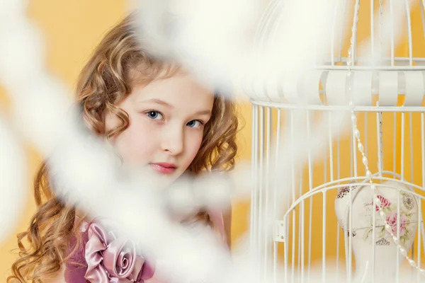 Menina de olhos azuis posando olhando para a câmera — Fotografia de Stock