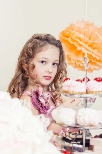 Porträt der schönen kleinen Dame posiert im Studio — Stockfoto