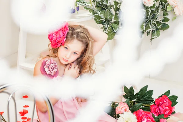 Hermosa chica elegante posando con flor en el estudio — Foto de Stock