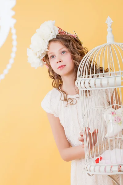 Ganska ung flicka poserar i elegant klänning och hatt — Stockfoto
