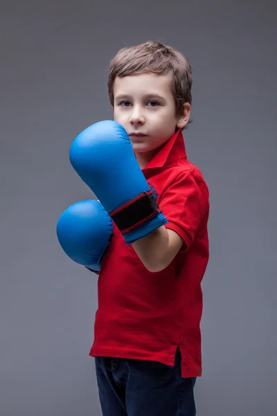 Allvarliga stilig pojke poserar i boxning handskar — Stockfoto