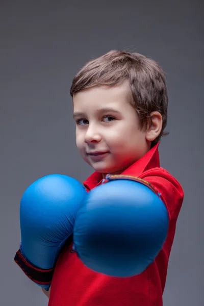 Slyly sonriendo joven boxeador posando mirando a la cámara — Foto de Stock