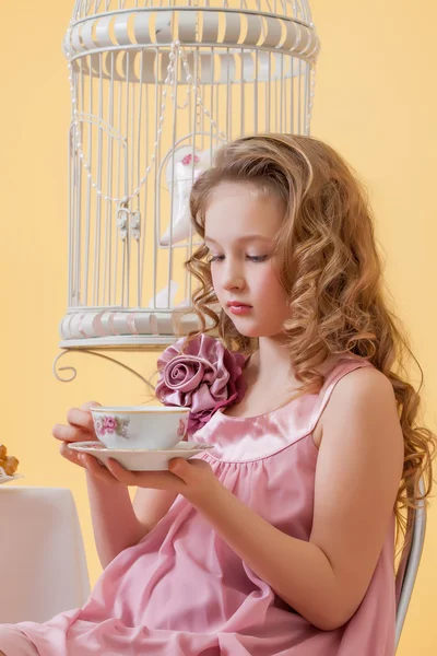 Портрет красивой кудрявой девушки, пьющей чай — стоковое фото