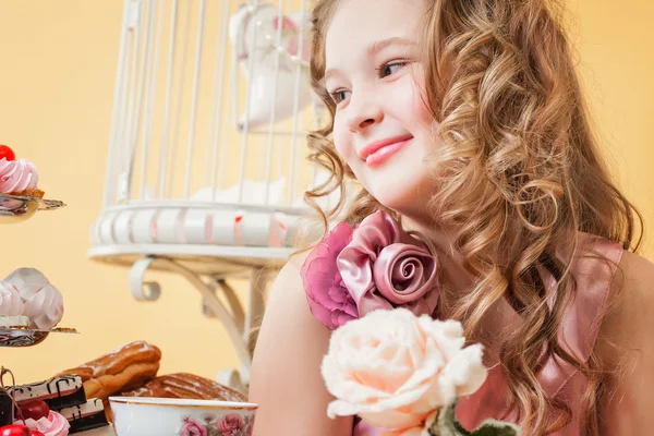 Portrait de fille aux cheveux bouclés souriant heureux — Photo