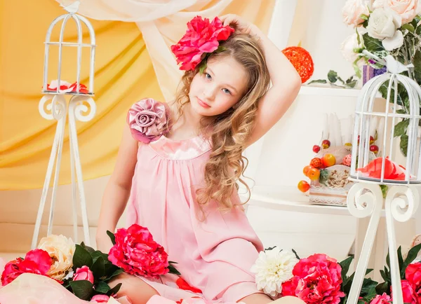Menina muito elegante posando em estúdio decorado — Fotografia de Stock