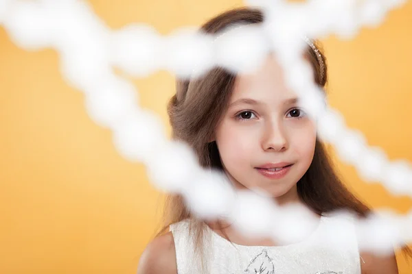 Portrait de belle jeune fille aux yeux bruns — Photo