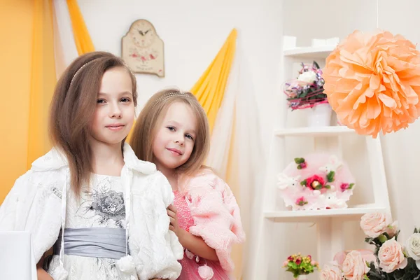 Image de soeurs branchées posant à l'intérieur vintage — Photo