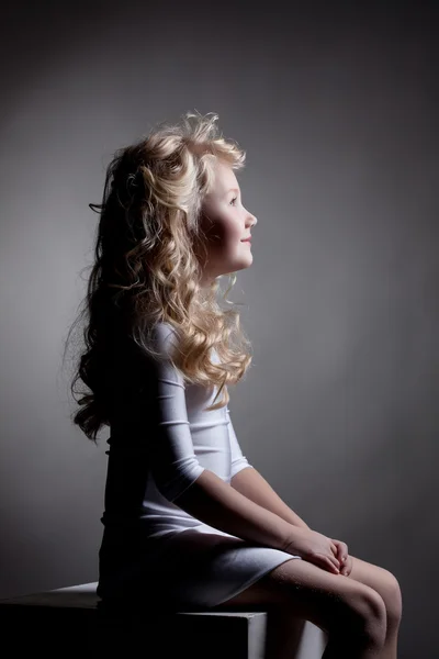 Portret van schattige lachende danser zittend op kubus — Stockfoto