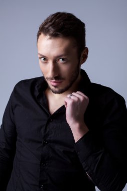 yakışıklı kahverengi gözlü adam kameraya bakan görüntüsü