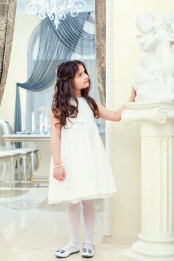 sevimli küçük esmer Restoran heykelinin bakar