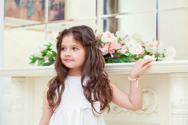 Porträt eines hübschen Mädchens, das elegant gekleidet posiert — Stockfoto