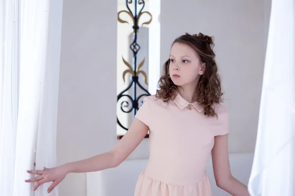 Imagem de menina elegante séria posando na câmera — Fotografia de Stock