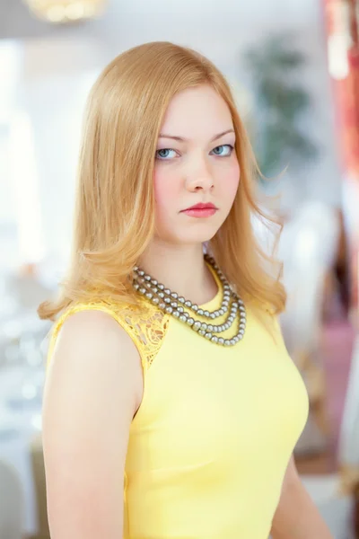 赤い髪の美しい若い女性の肖像画 — ストック写真
