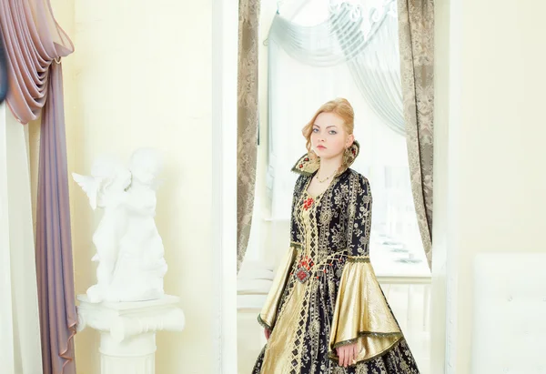 Affascinante giovane donna in posa in costume da re di lusso — Foto Stock