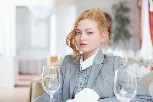Seriöse Geschäftsfrau posiert am Tisch, Nahaufnahme — Stockfoto