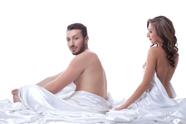 Atractivas parejas sexuales posando en la cama —  Fotos de Stock