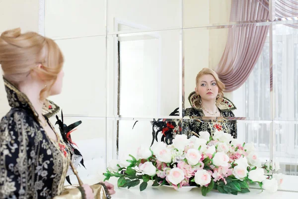 Giovane attrice guardando il suo riflesso nello specchio — Foto Stock