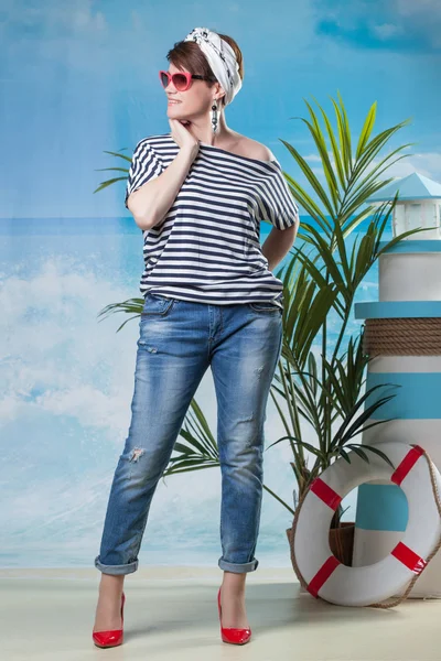 Merry middelbare leeftijd model poseren in sailor's stijl — Stockfoto