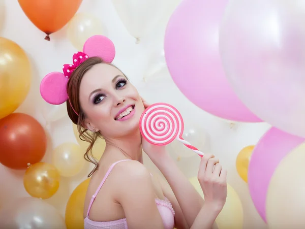 Imagem de menina comely sorrindo posando com pirulito — Fotografia de Stock