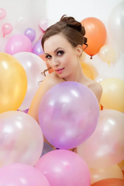 Ελκυστικό γυμνό κορίτσι που ποζάρει με πολύχρωμα μπαλόνια — Φωτογραφία Αρχείου