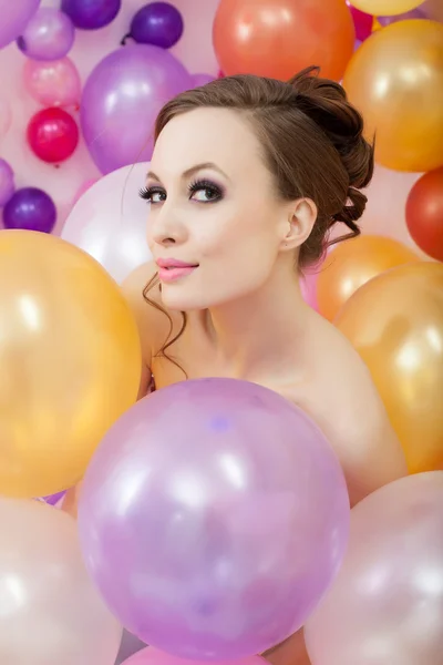 Porträtt av flörtig brunett poserar med ballonger — Stockfoto