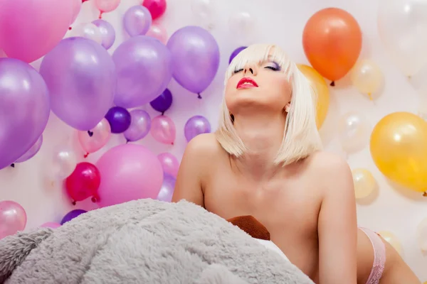 Prise de vue de blonde seins nus passionnée posant en studio — Photo
