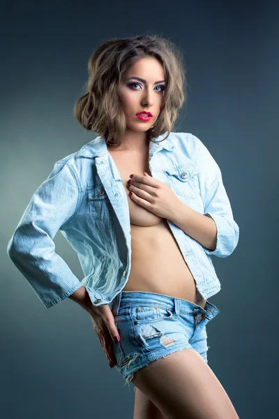 Beddable young woman posing in jeans clothes — Stock Photo, Image