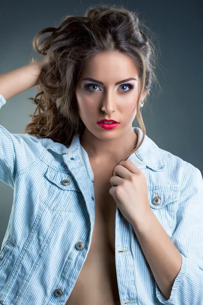 Fantastische visage model poseren op camera — Stockfoto