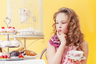 süslü stüdyoda çay içme tatlıya