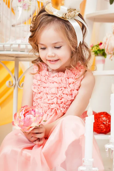 Sevimli küçük kız pembe çiçek ile poz — Stok fotoğraf