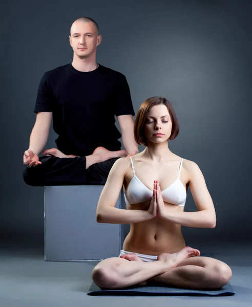 冥想瑜伽教练在工作室里摆姿势 — 图库照片