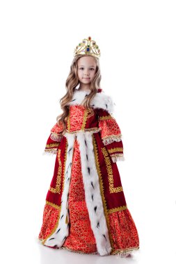 Royal elbiseyle poz gülümseyen kız
