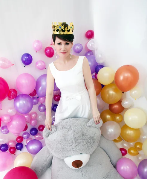Elegante erwachsene Frau posiert wie eine kleine Prinzessin — Stockfoto