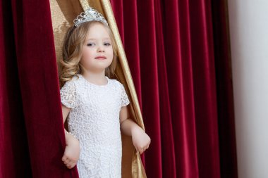 Perdeleri arıyorum güzel küçük kız resim