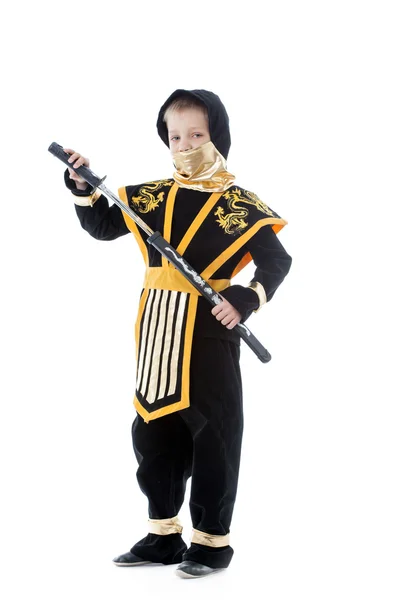 Liten pojke poserar i ninja kostym med katana — Stockfoto