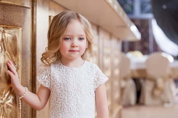 Portret mała dziewczynka elegancki pozowanie na kamery — Zdjęcie stockowe