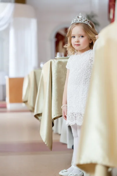 Imagen de la encantadora niña posando en el restaurante —  Fotos de Stock