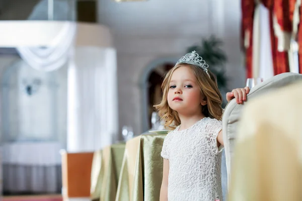 Retrato de una niña inteligente posando en un restaurante —  Fotos de Stock