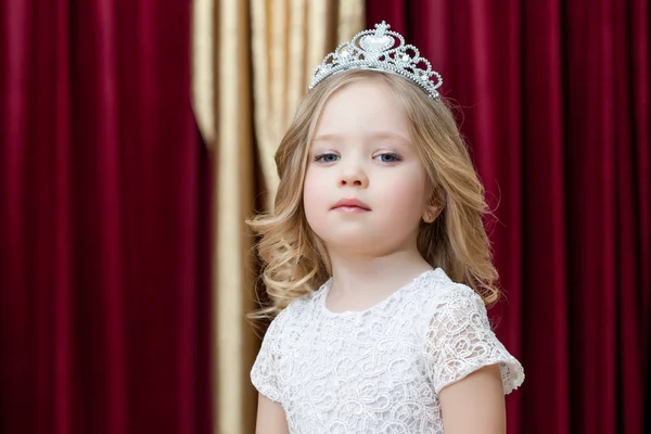 Majestoso menina posando em vestido inteligente e tiara — Fotografia de Stock