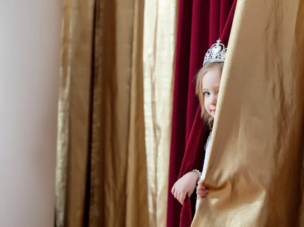 Jolie fille élégante posant regardant rideaux — Photo