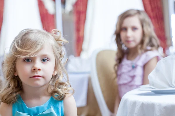 Portret van blonde meisjes die zich voordeed op camera — Stockfoto