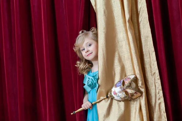 Roztomilá kudrnaté vlasy dívka pózuje s karnevalovou masku — Stock fotografie